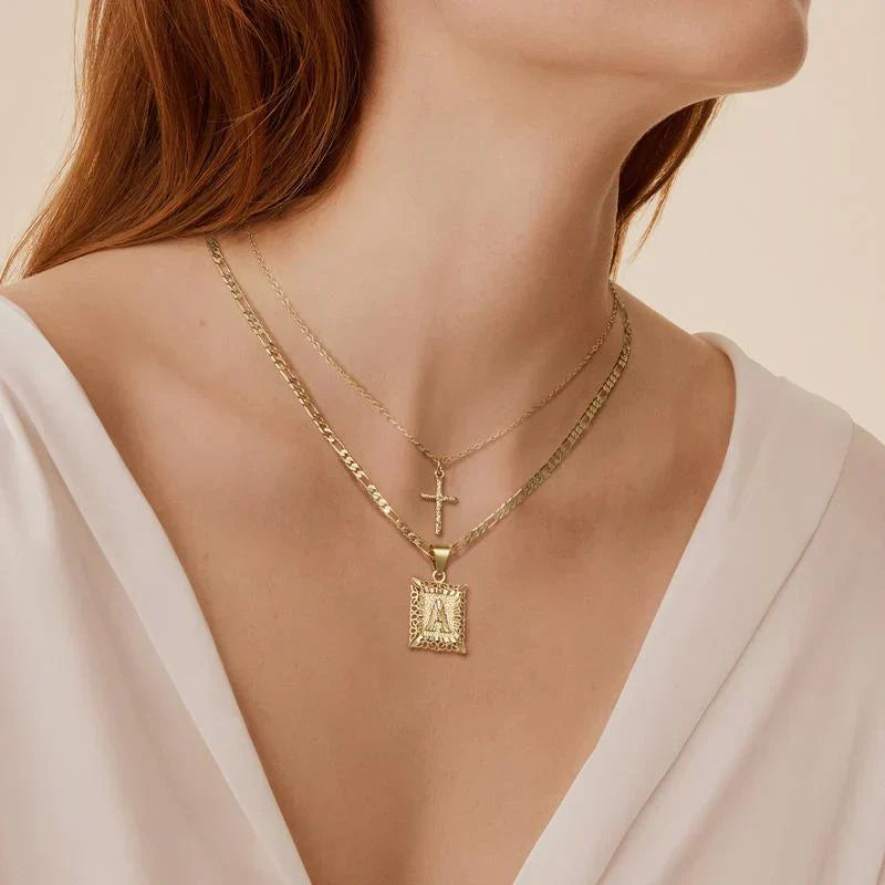 Set de Collar con Inicial y Cruz | Oro