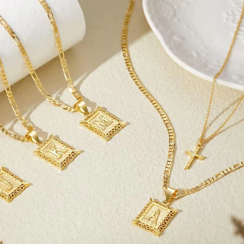 Set de Collar con Inicial y Cruz | Oro