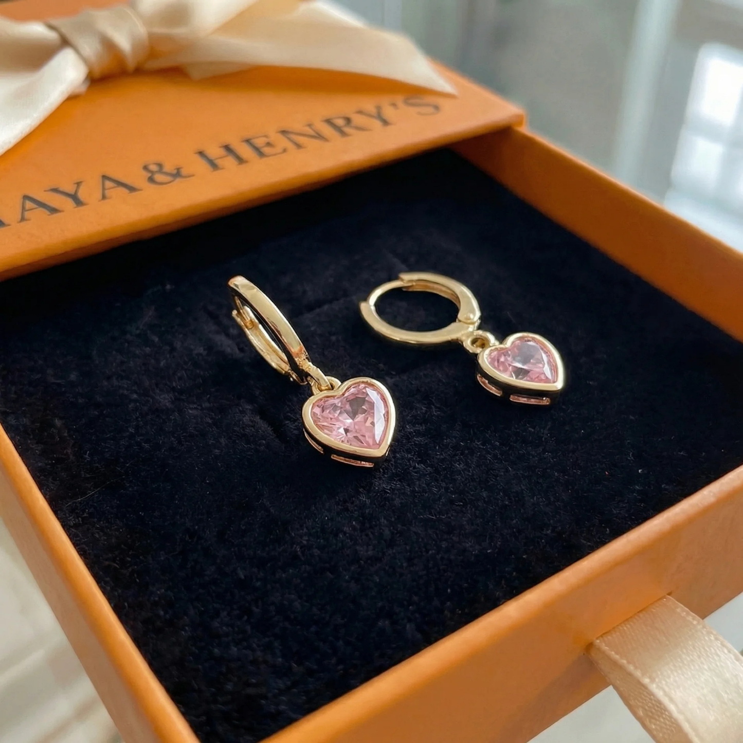 Aretes Colgantes con Dije Cupid | Oro