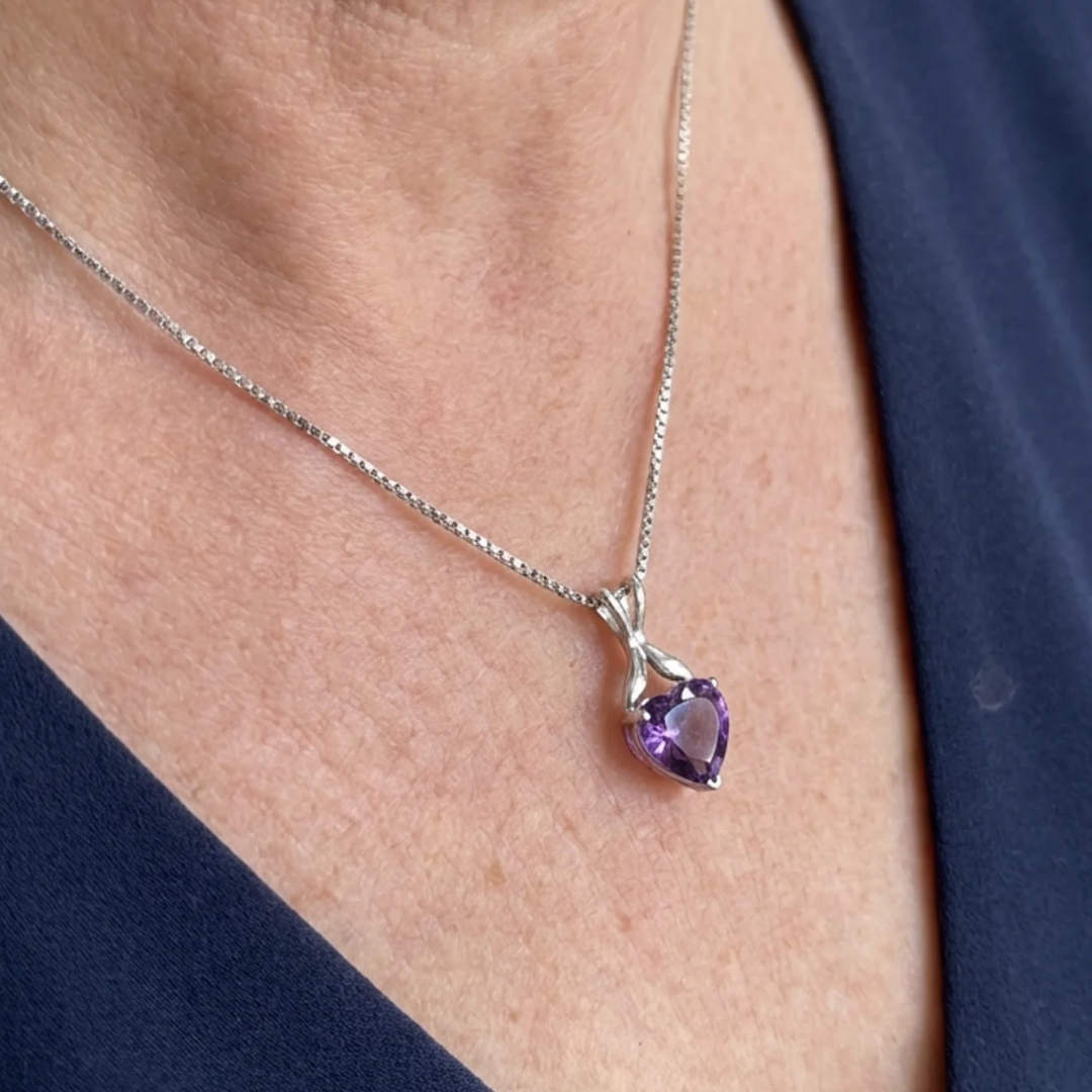 Collar de Corazón Violeta | Oro blanco