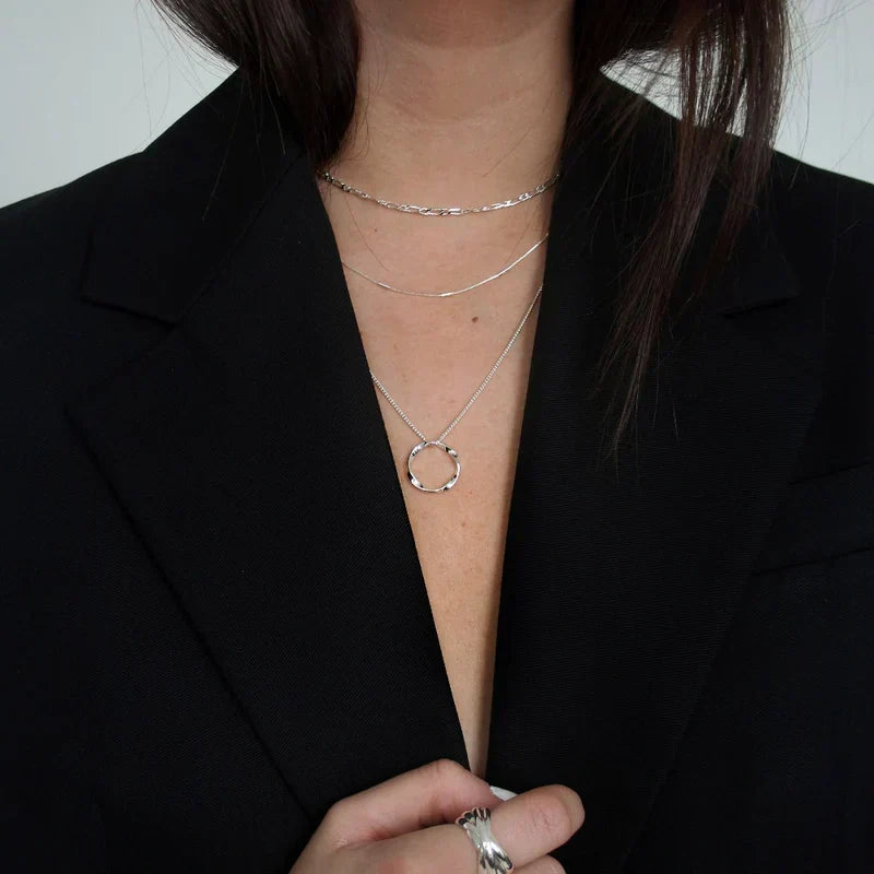 Collar de Tres Hileras con Círculo Abierto | Oro blanco