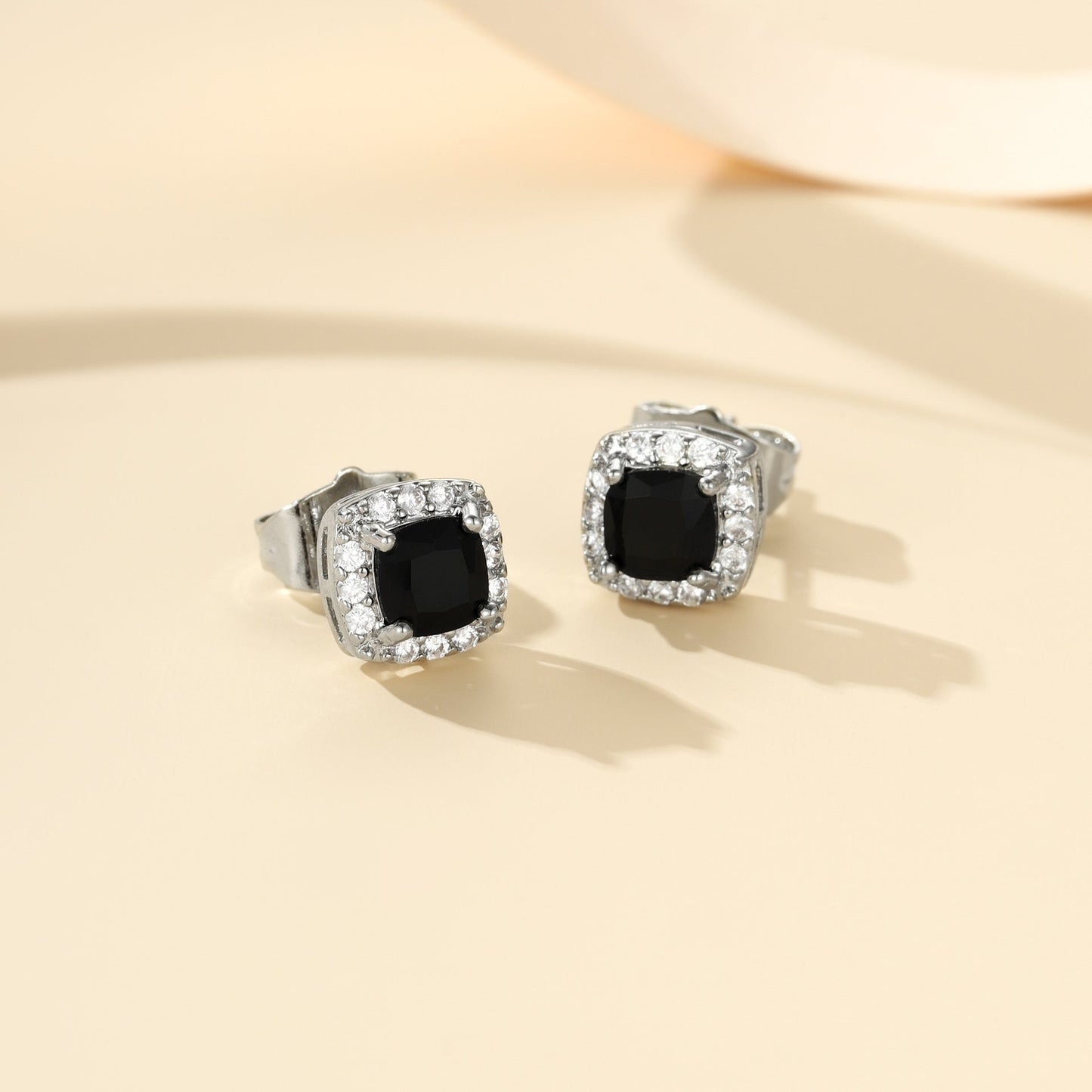 Aretes de Botón Midnight Royale | Oro blanco