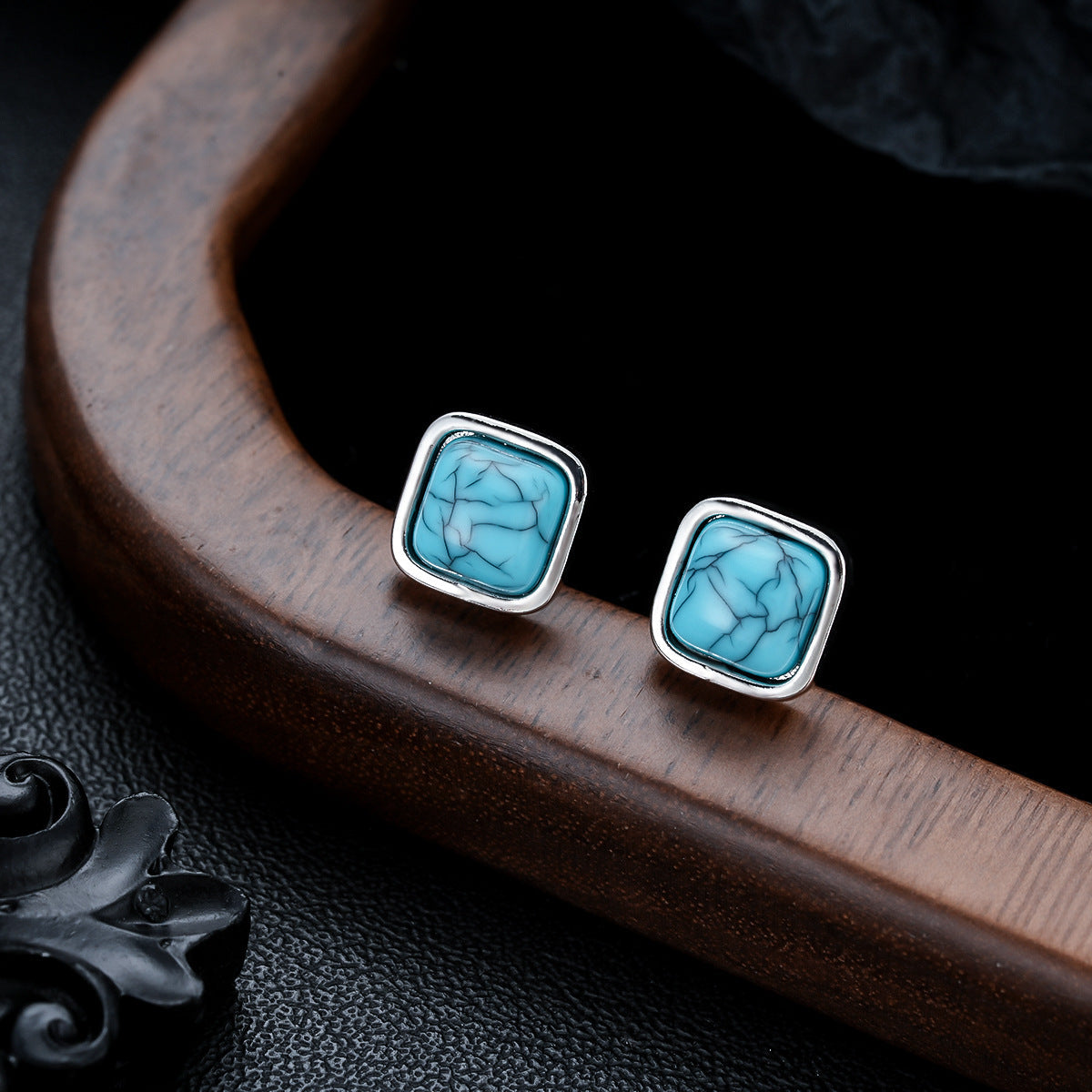 Aretes de Botón Cuadrados de Turquesa | Oro blanco