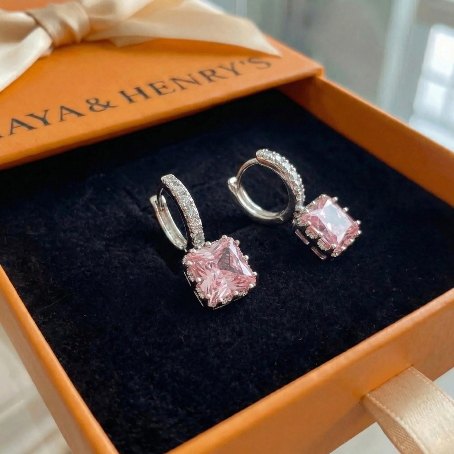 Aretes Huggie Radiancia Rosa | Oro blanco