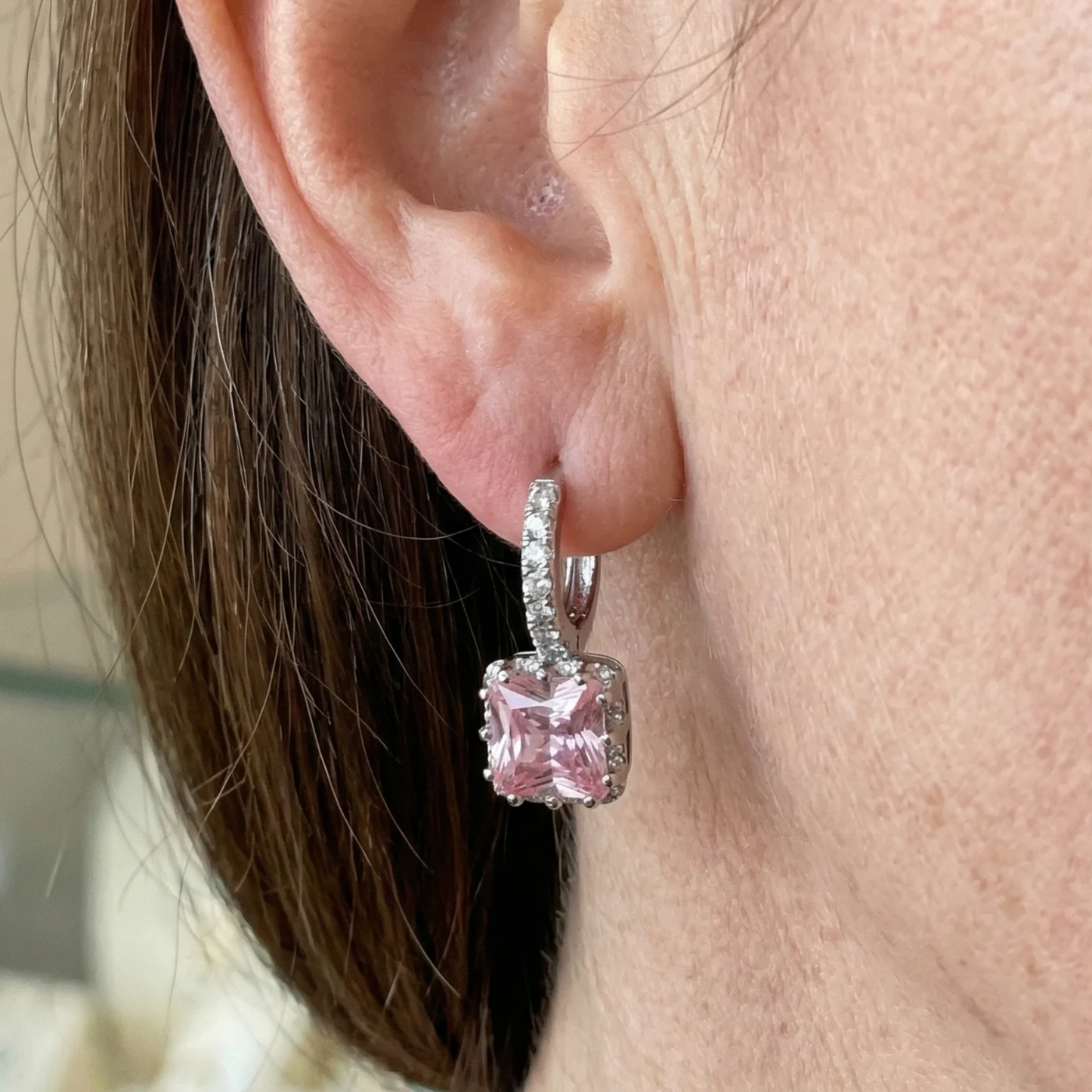 Aretes Huggie Radiancia Rosa | Oro blanco
