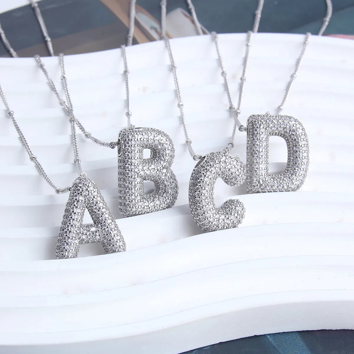 Set de Collar con Inicial Tipo Burbuja | Oro blanco