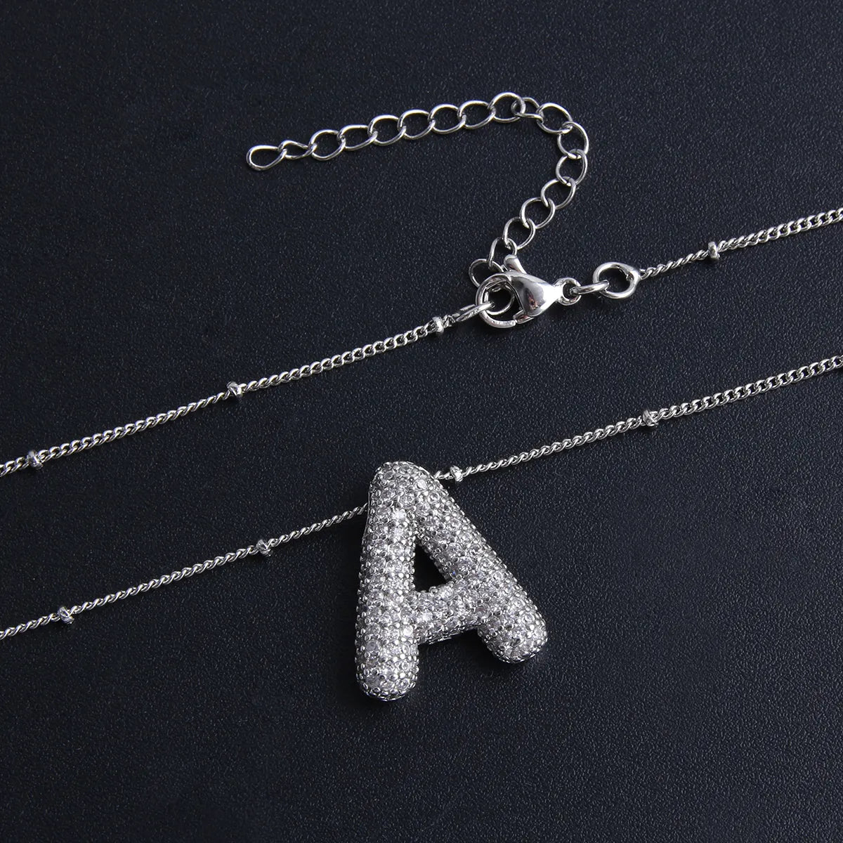 Set de Collar con Inicial Tipo Burbuja | Oro blanco