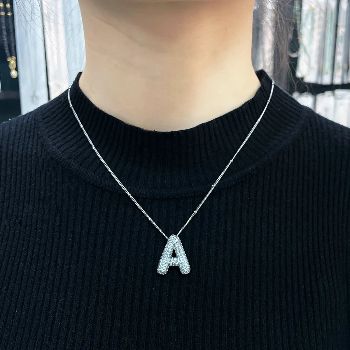Set de Collar con Inicial Tipo Burbuja | Oro blanco