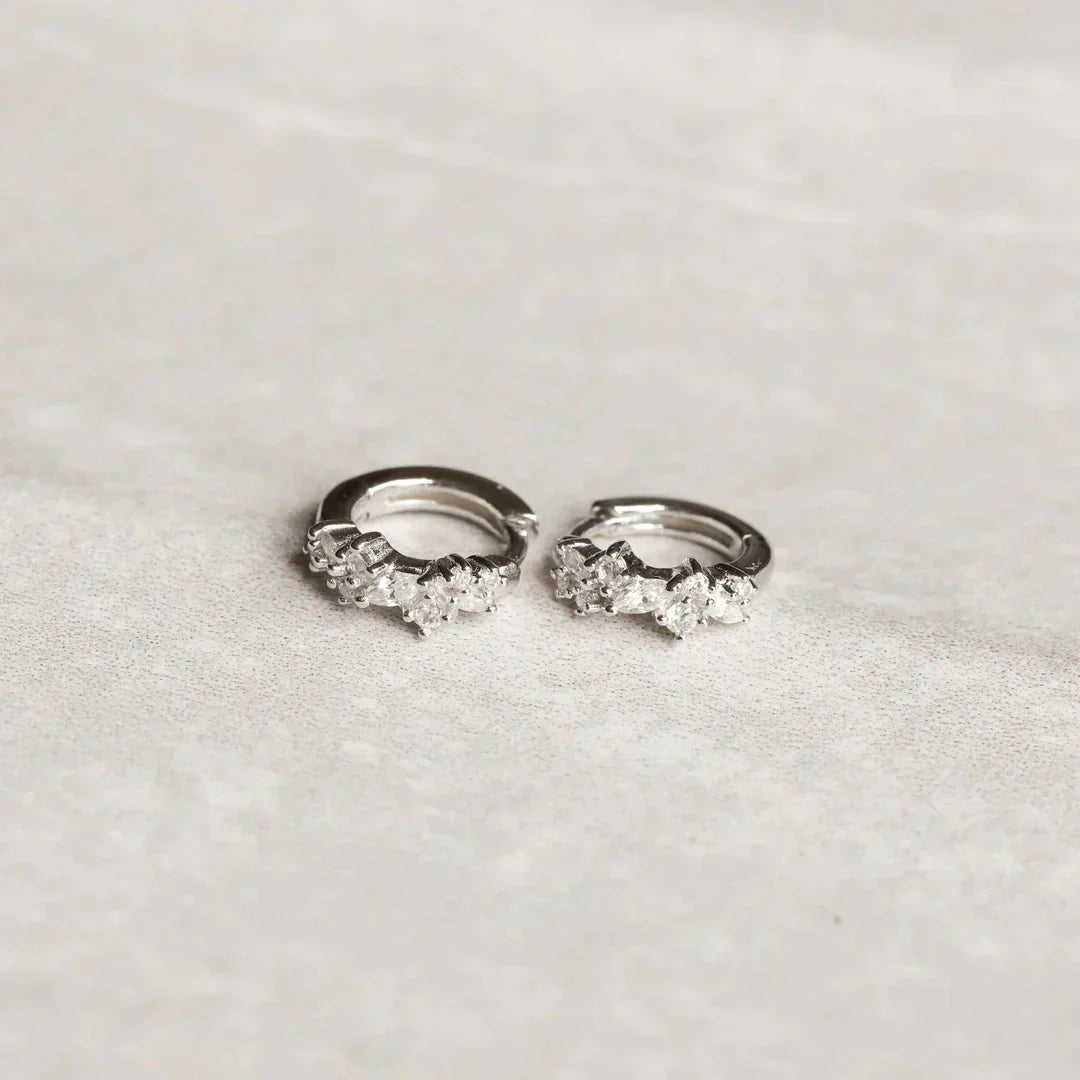 Aretes Huggie de Racimo de Cristal | Oro blanco