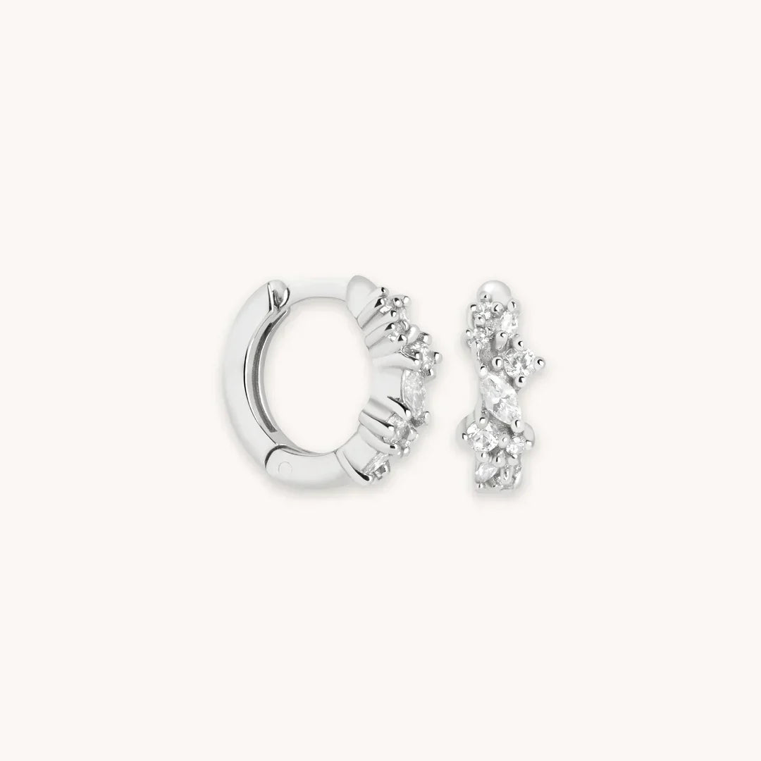 Aretes Huggie de Racimo de Cristal | Oro blanco