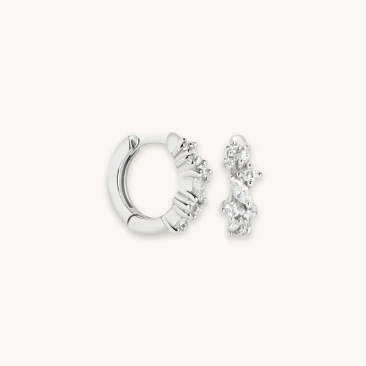 Aretes Huggie de Racimo de Cristal | Oro blanco