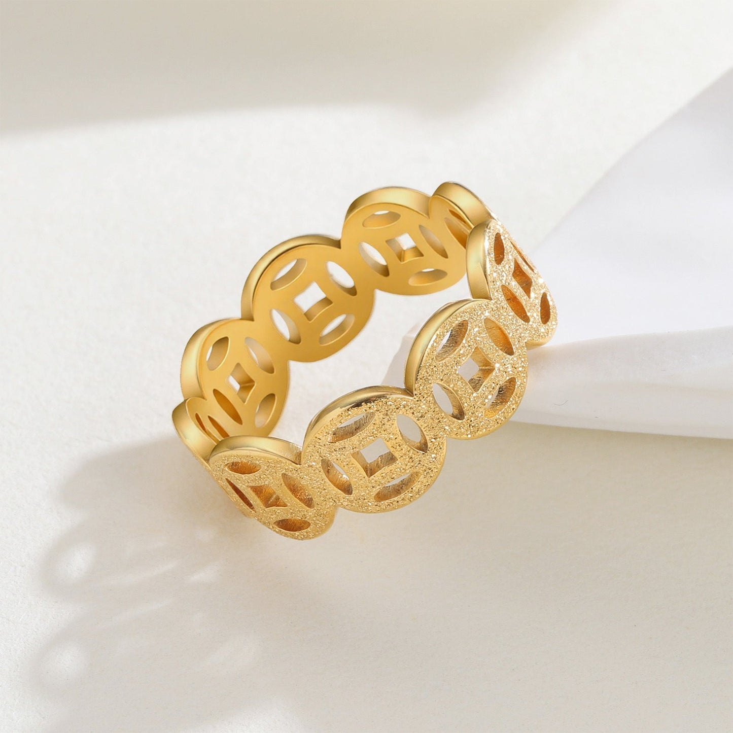 Anillo Ella con Patrón Clásico | Oro