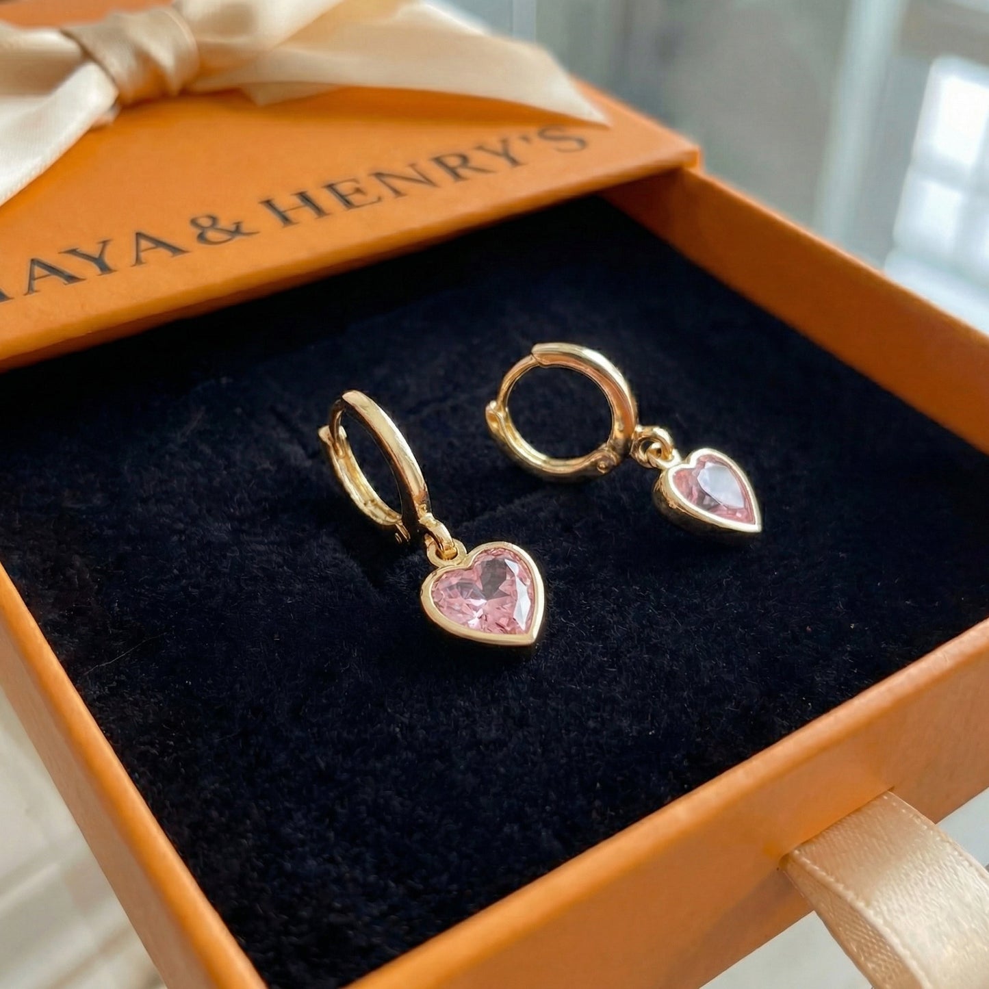 Aretes Colgantes con Dije Cupid | Oro