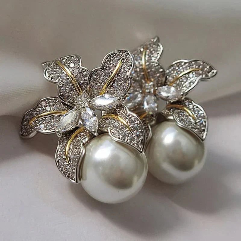 Aretes Exquisitos de Flor de Perla | Oro blanco